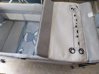 Cuna de viaje gris con estampado de conejito