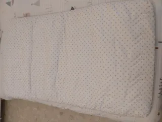 Cuna de viaje gris con estampado de conejito