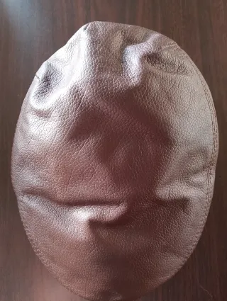 Gorra de piel marrón