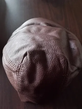 Gorra de piel marrón