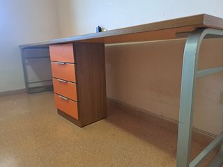Escritorio doble madera y metal con 2 estantes.