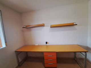 Escritorio doble madera y metal con 2 estantes.