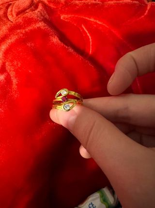 Anillo chapado en oro con piedras