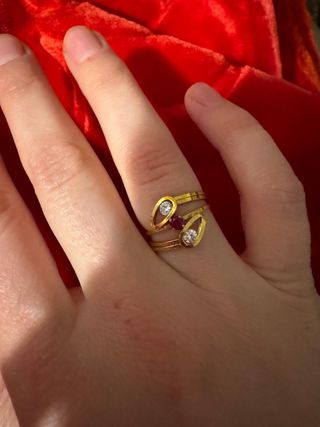 Anillo chapado en oro con piedras