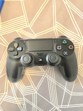 PS4 500GB + 2 Mandos + 3 Juegos.