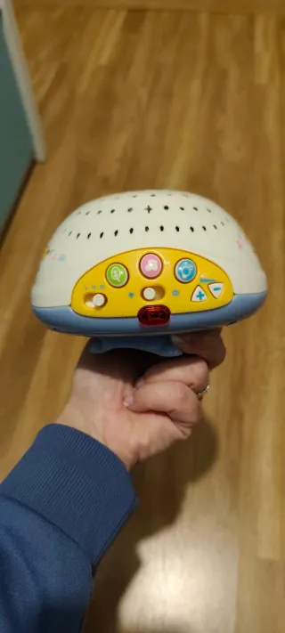 Móvil proyector cuna ovejas y estrellas