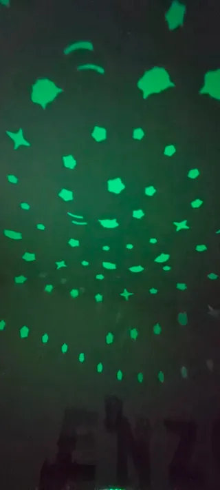 Móvil proyector cuna ovejas y estrellas