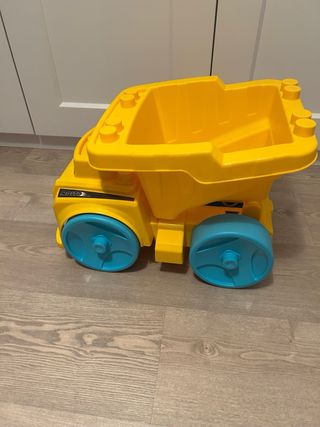 Camión de juguete amarillo grande