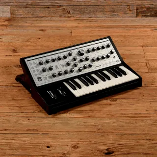 Sintetizador Moog Sub Phatty