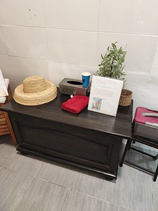 Baúl de madera y mimbre