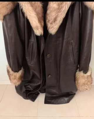 Abrigo piel sintética marrón y beige