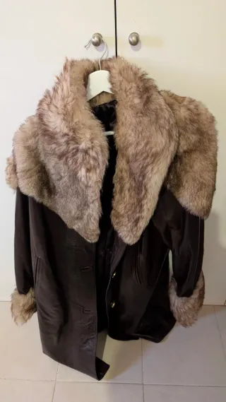 Abrigo piel sintética marrón y beige