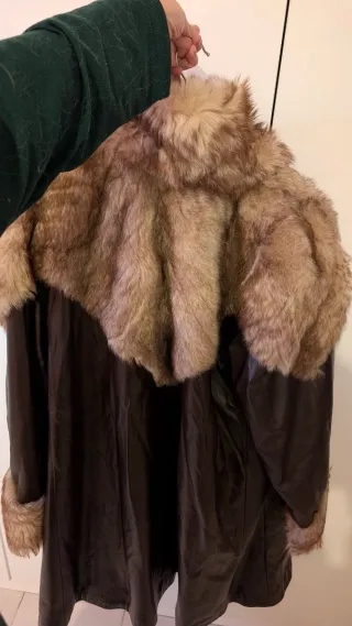 Abrigo piel sintética marrón y beige