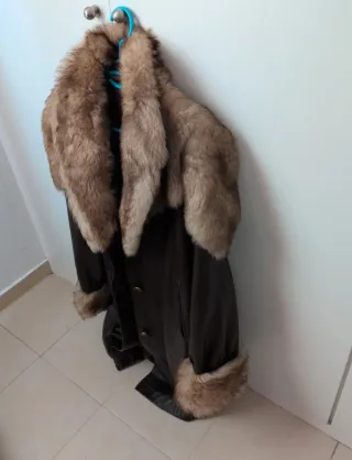 Abrigo piel sintética marrón y beige