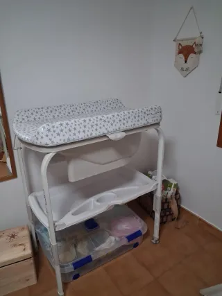 Cambiador de bebé con bañera y ruedas