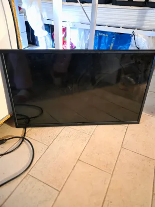 Televisore Hitachi nero con chiavetta