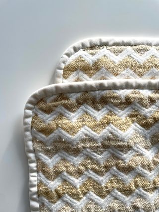 2 cojines decorativos chevron oro y blanco algodón