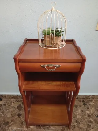 Mesita auxiliar de madera con cajón