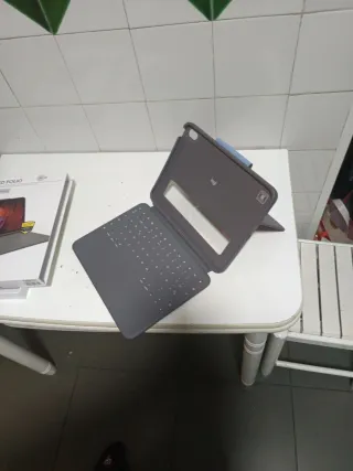 Funda Logitech Rugged Folio iPad 10ª Gen