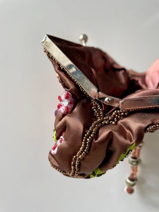 Bolso de mano bordado floral Tamaño: 23 x 11 cm