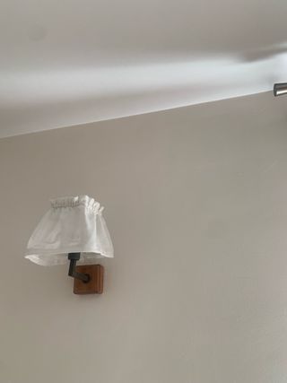 Lámpara de madera y tela