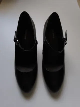 Zapatos de salón negros con hebilla talla 39