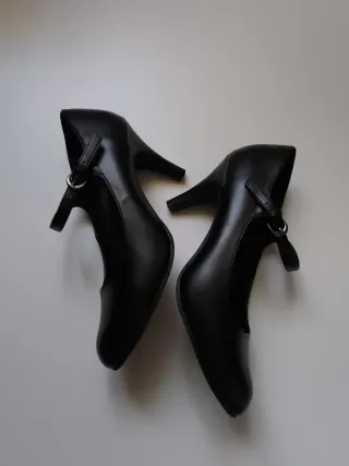 Zapatos de salón negros con hebilla talla 39