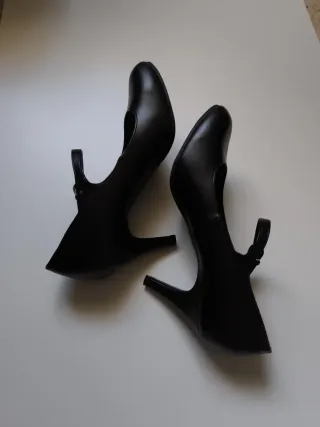 Zapatos de salón negros con hebilla talla 39