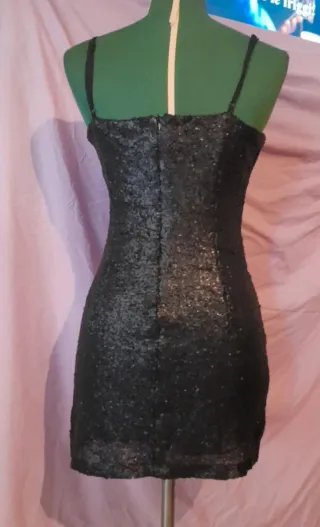 Abito nero con paillettes