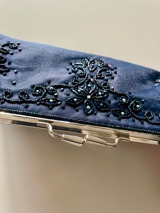 Bolso de mano azul con adornos plateados