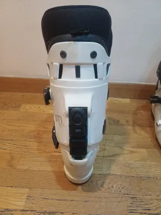 Botas de esquí blancas y negras