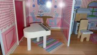 Casa de muñecas de madera