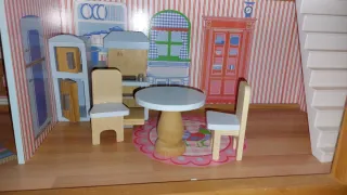 Casa de muñecas de madera