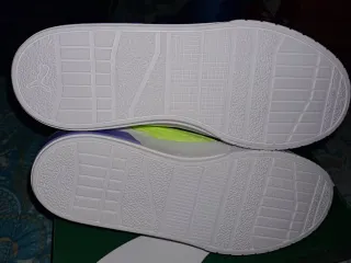 Zapatillas Puma Blancas con Detalles Rosa y Verde