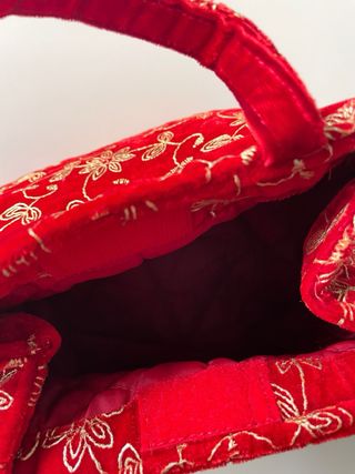Bolso de mano de terciopelo rojo bordado