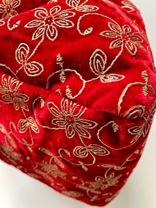 Bolso de mano de terciopelo rojo bordado