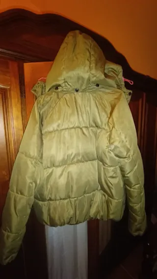 Abrigo acolchado verde Stradivarius