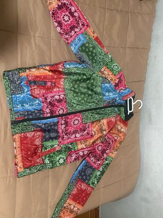 Conjunto deportivo rojo y chaqueta patchwork