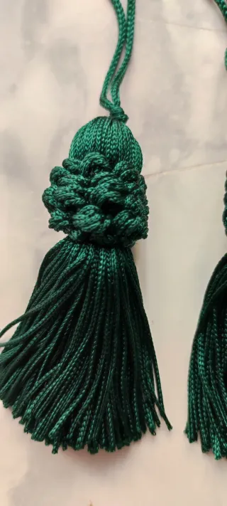 Borlas colgantes verdes.