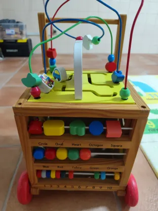 Juguete de madera para bebé con actividades