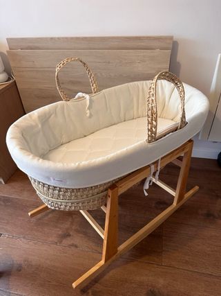 Moisés para bebé de mimbre con balancín