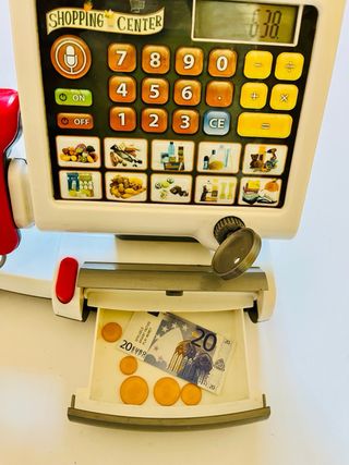 Caja registradora y cesta de compra