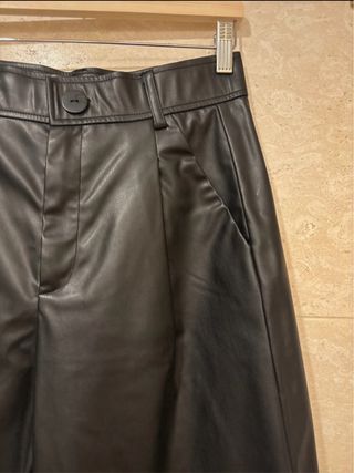 Pantalón crop polipiel negro Talla M