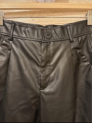 Pantalón crop polipiel negro Talla M