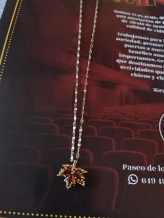 Collar hoja con piedras rojas y doradas