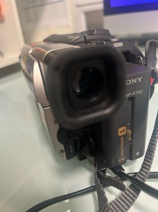 Sony Handycam Vision Hi8 XR CCD-TRV87E Kit