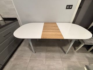 Mesa de cocina ovalada blanca