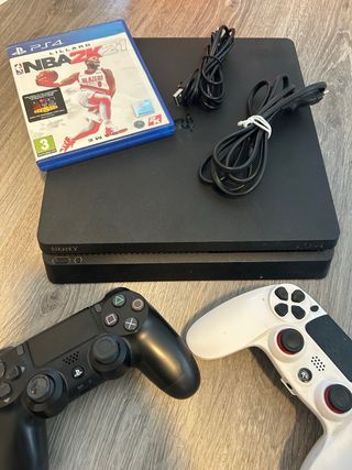 PS4 (PlayStation 4) Negra + Juego NBA 2K21
