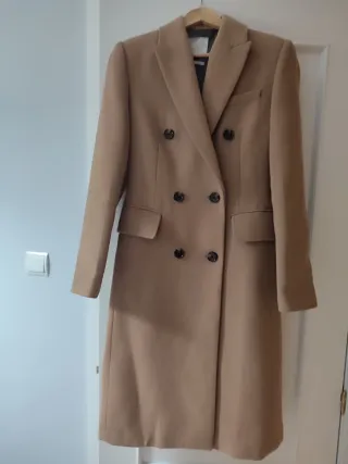 Abrigo largo beige doble botonadura
