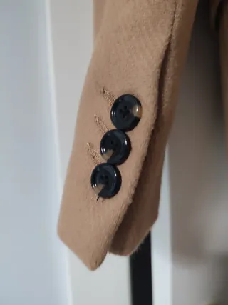 Abrigo largo beige doble botonadura